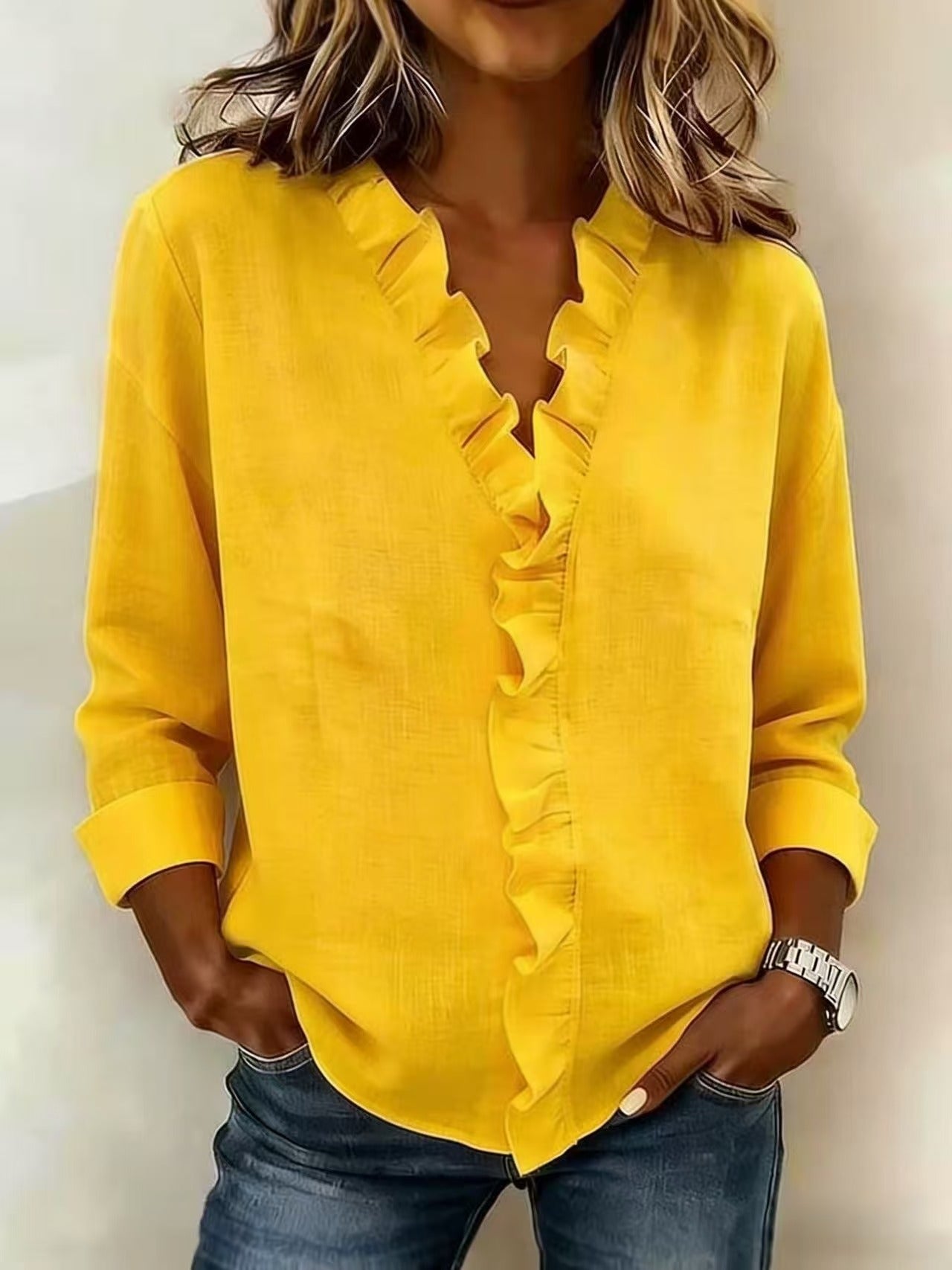 Chiara™ | Blusa con scollo a V e volant delicati